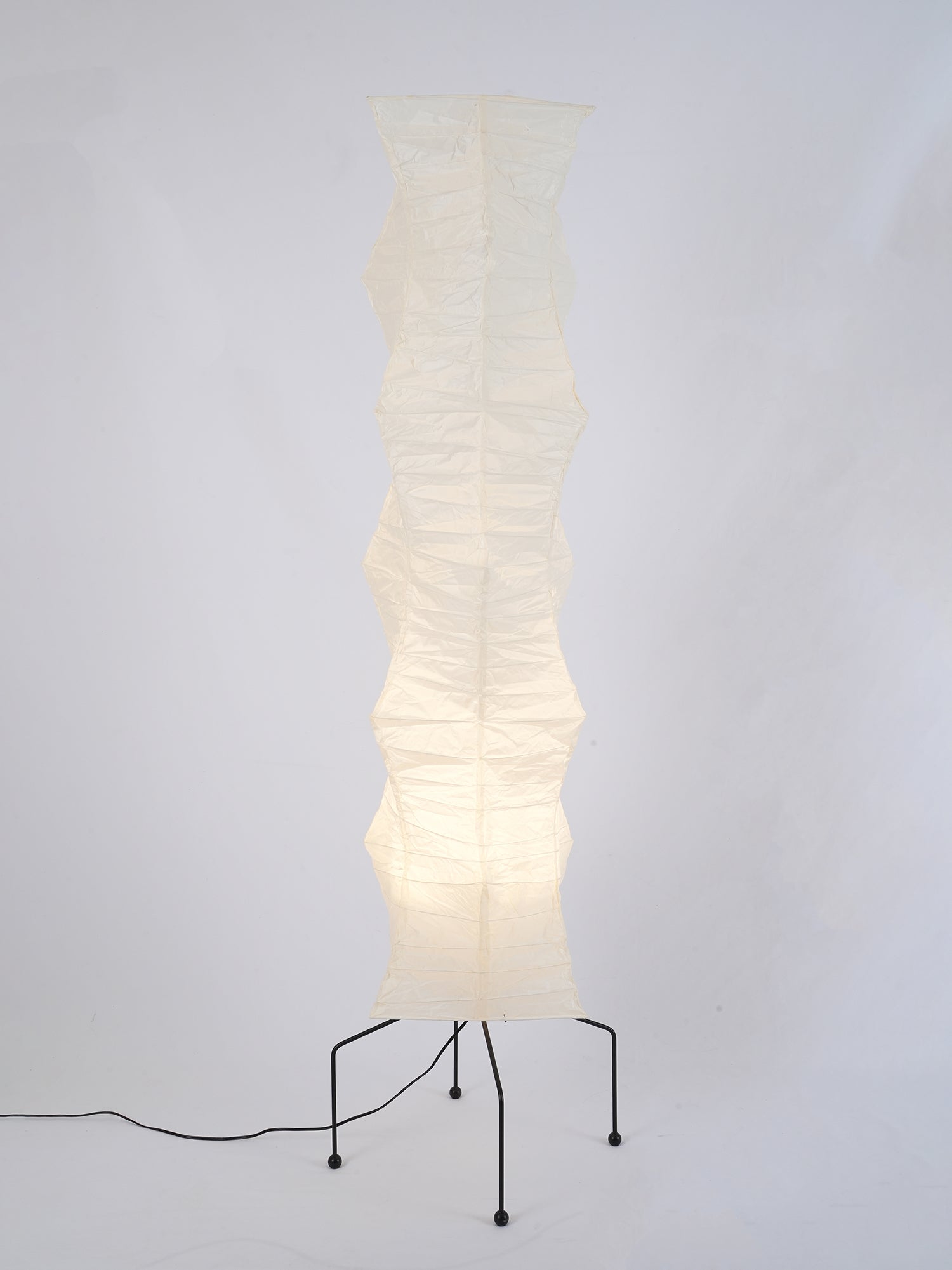 Lampada da terra in carta di riso Kazumi di Petprovac con bagliore ambientale morbido