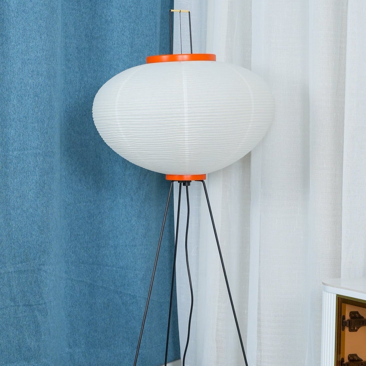 Lampada da terra in carta di riso Kazumi di Petprovac con bagliore ambientale morbido