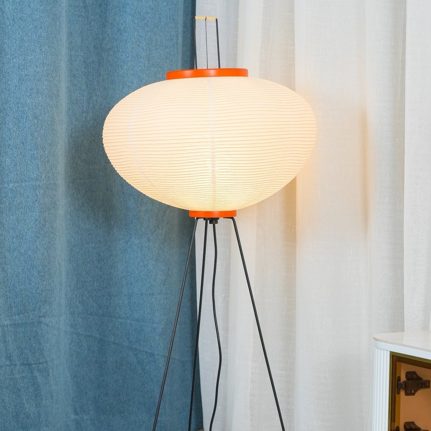 Lampada da terra in carta di riso Kazumi di Petprovac con bagliore ambientale morbido