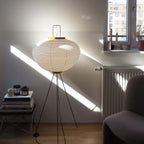 Lampă de podea Kazumi cu hârtie de orez de la Petprovac, lumină ambientală moale