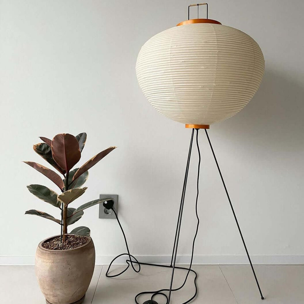 Lampada da terra in carta di riso Kazumi di Petprovac con bagliore ambientale morbido