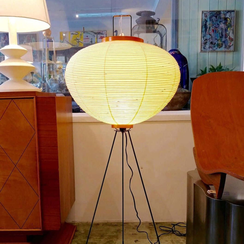 Lampada da terra in carta di riso Kazumi di Petprovac con bagliore ambientale morbido