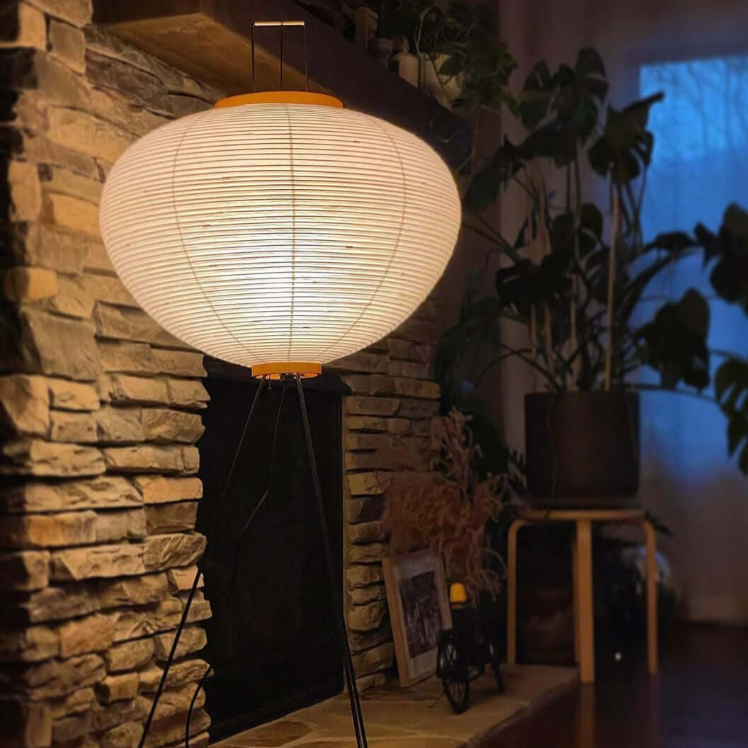 Lampada da terra in carta di riso Kazumi di Petprovac con bagliore ambientale morbido