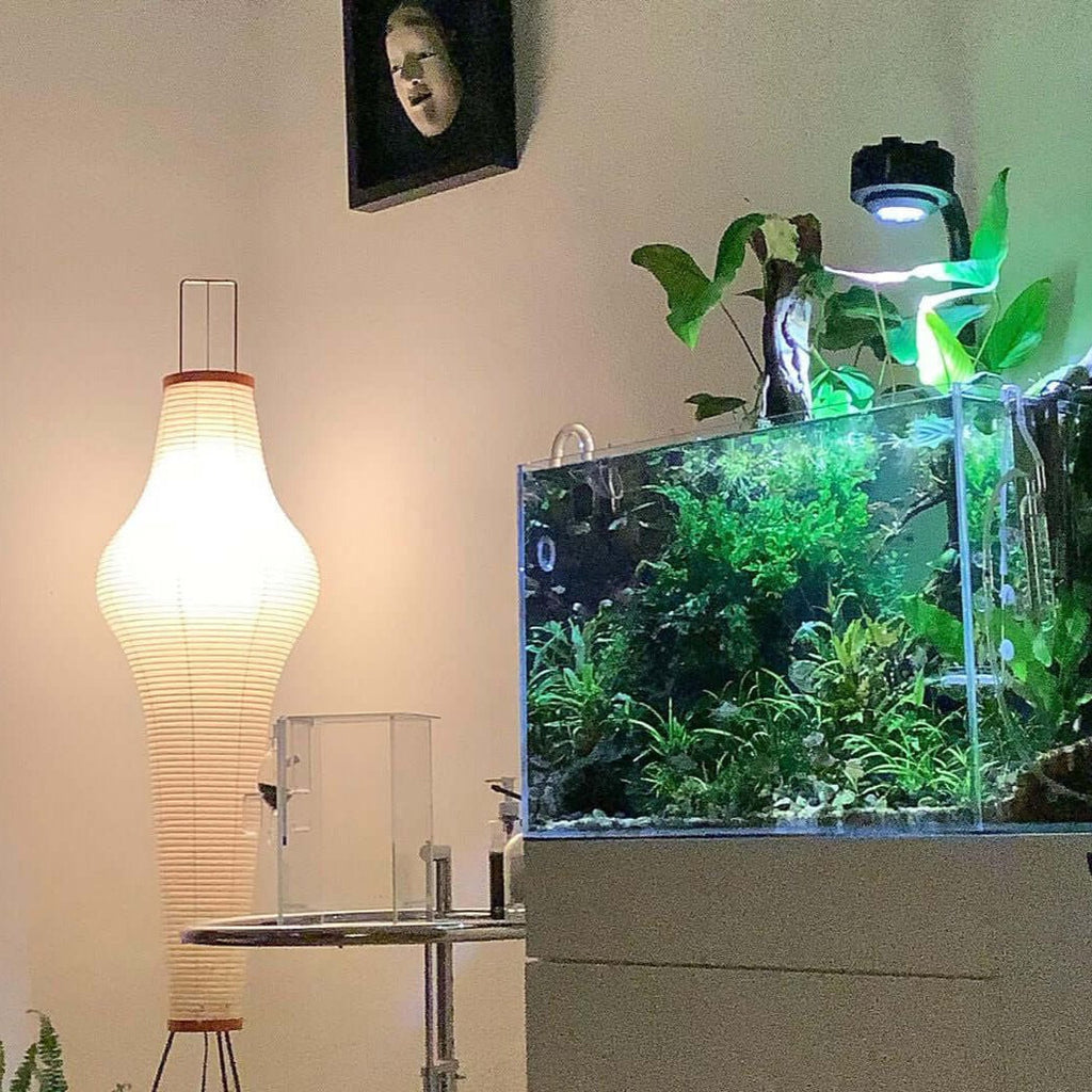 Lampada da terra in carta di riso Kazumi di Petprovac con bagliore ambientale morbido