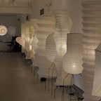 Lampă de podea Kazumi cu hârtie de orez de la Petprovac, lumină ambientală moale