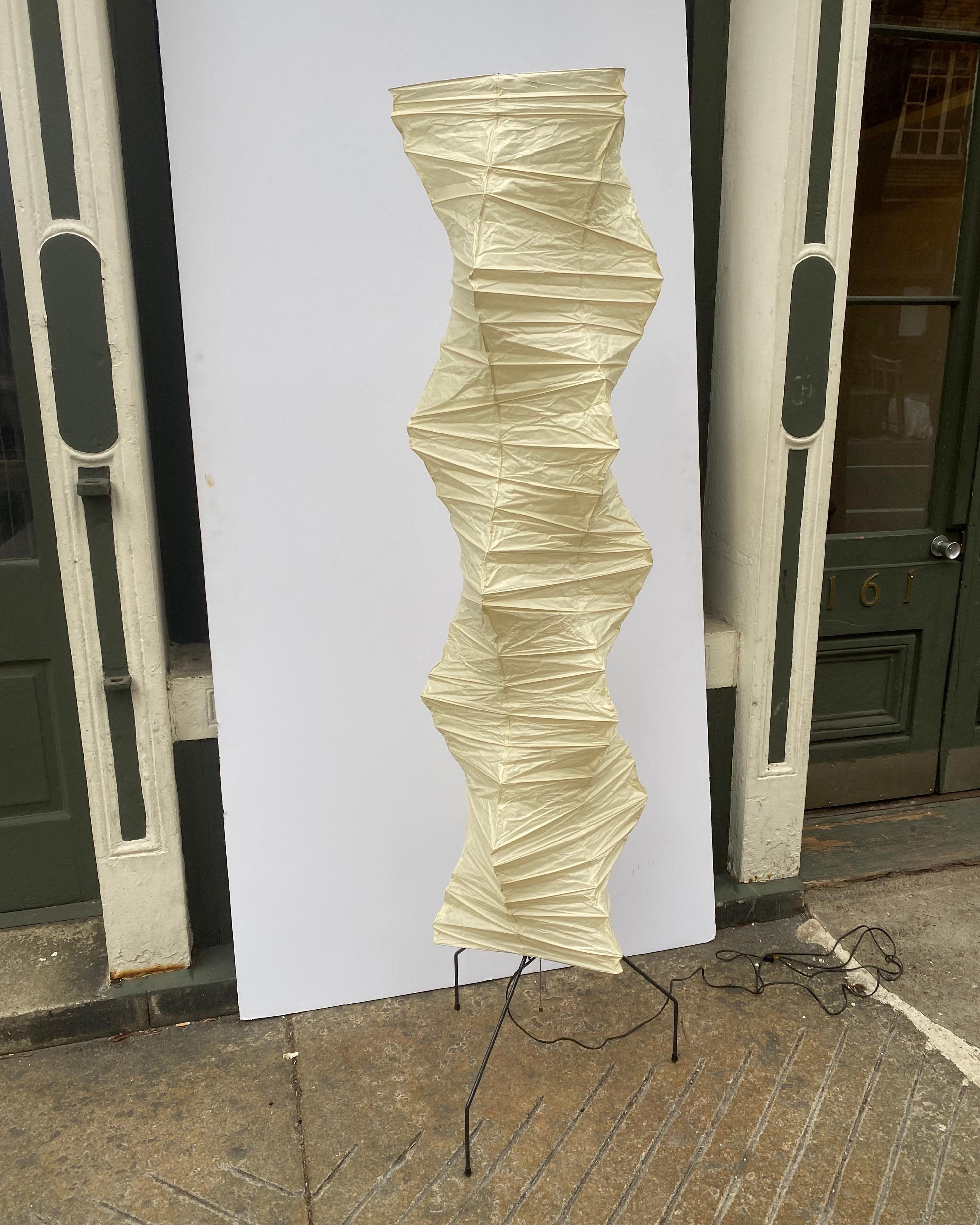 Lampada da terra in carta di riso Kazumi di Petprovac con bagliore ambientale morbido