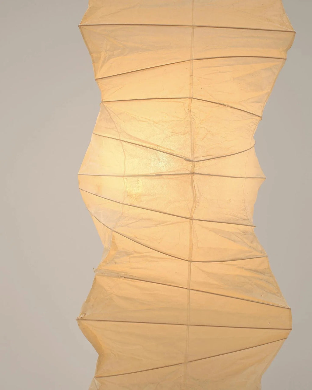 Lampada da terra in carta di riso Kazumi di Petprovac con bagliore ambientale morbido