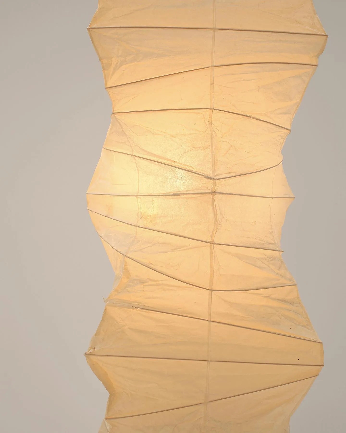 Lampada da terra in carta di riso Kazumi di Petprovac con bagliore ambientale morbido