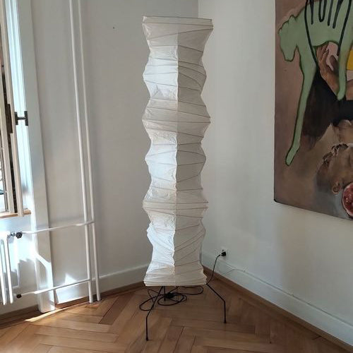 Lampada da terra in carta di riso Kazumi di Petprovac con bagliore ambientale morbido