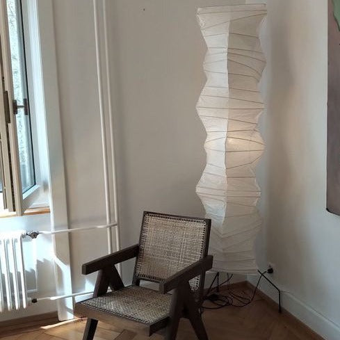 Lampada da terra in carta di riso Kazumi di Petprovac con bagliore ambientale morbido