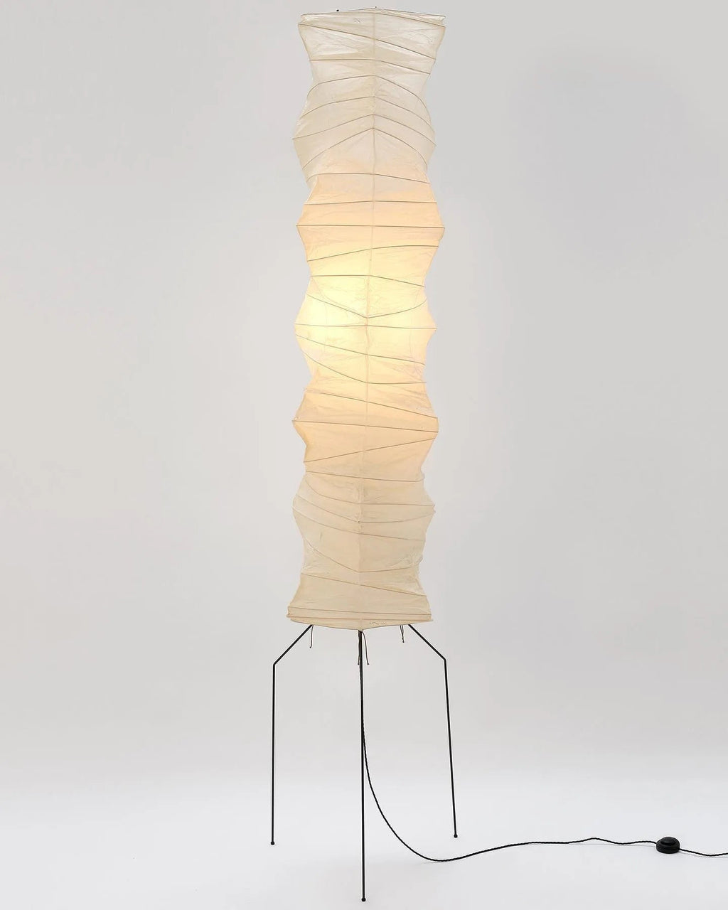Lampada da terra in carta di riso Kazumi di Petprovac con bagliore ambientale morbido