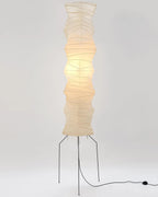 Lampă de podea Kazumi cu hârtie de orez de la Petprovac, lumină ambientală moale