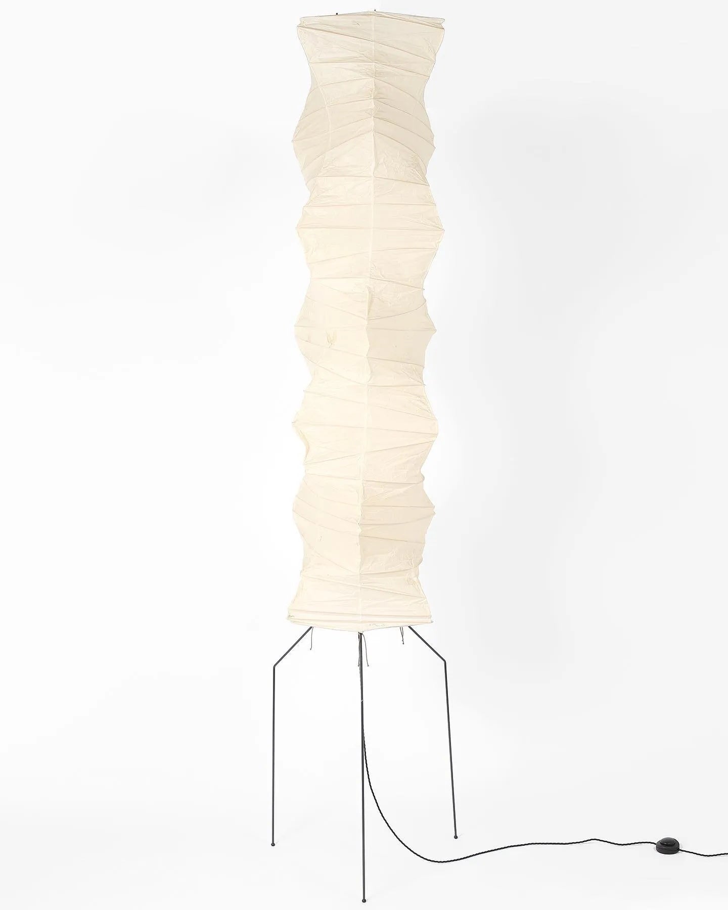 Lampada da terra in carta di riso Kazumi di Petprovac con bagliore ambientale morbido