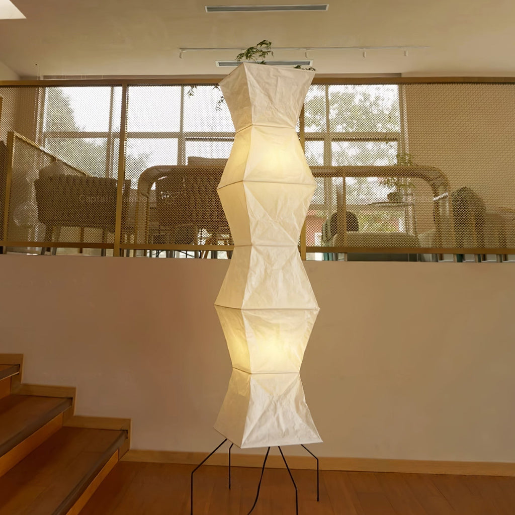 Lampada da terra in carta di riso Kazumi di Petprovac con bagliore ambientale morbido
