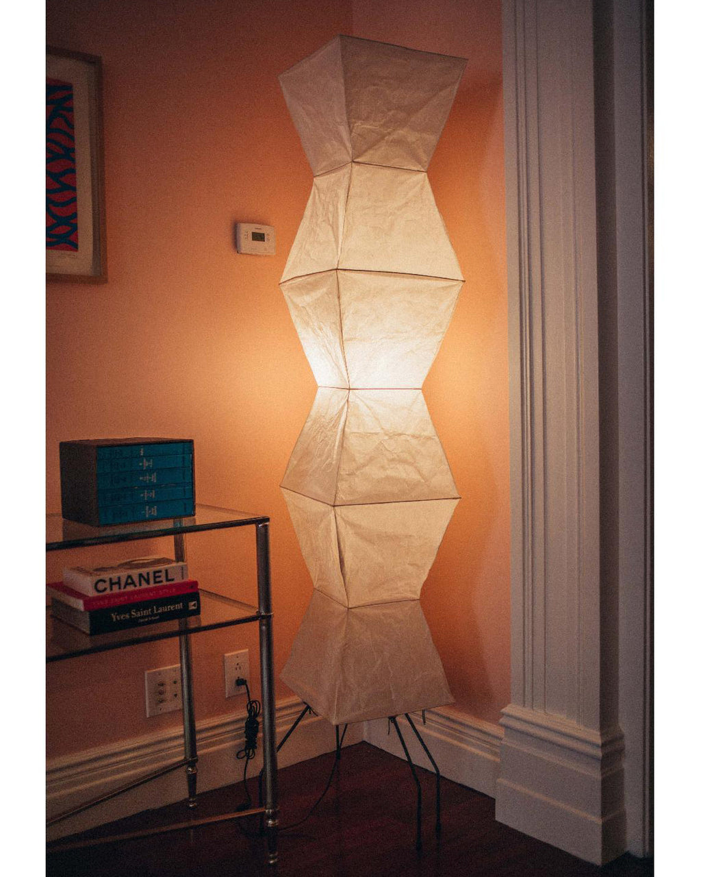 Lampada da terra in carta di riso Kazumi di Petprovac con bagliore ambientale morbido