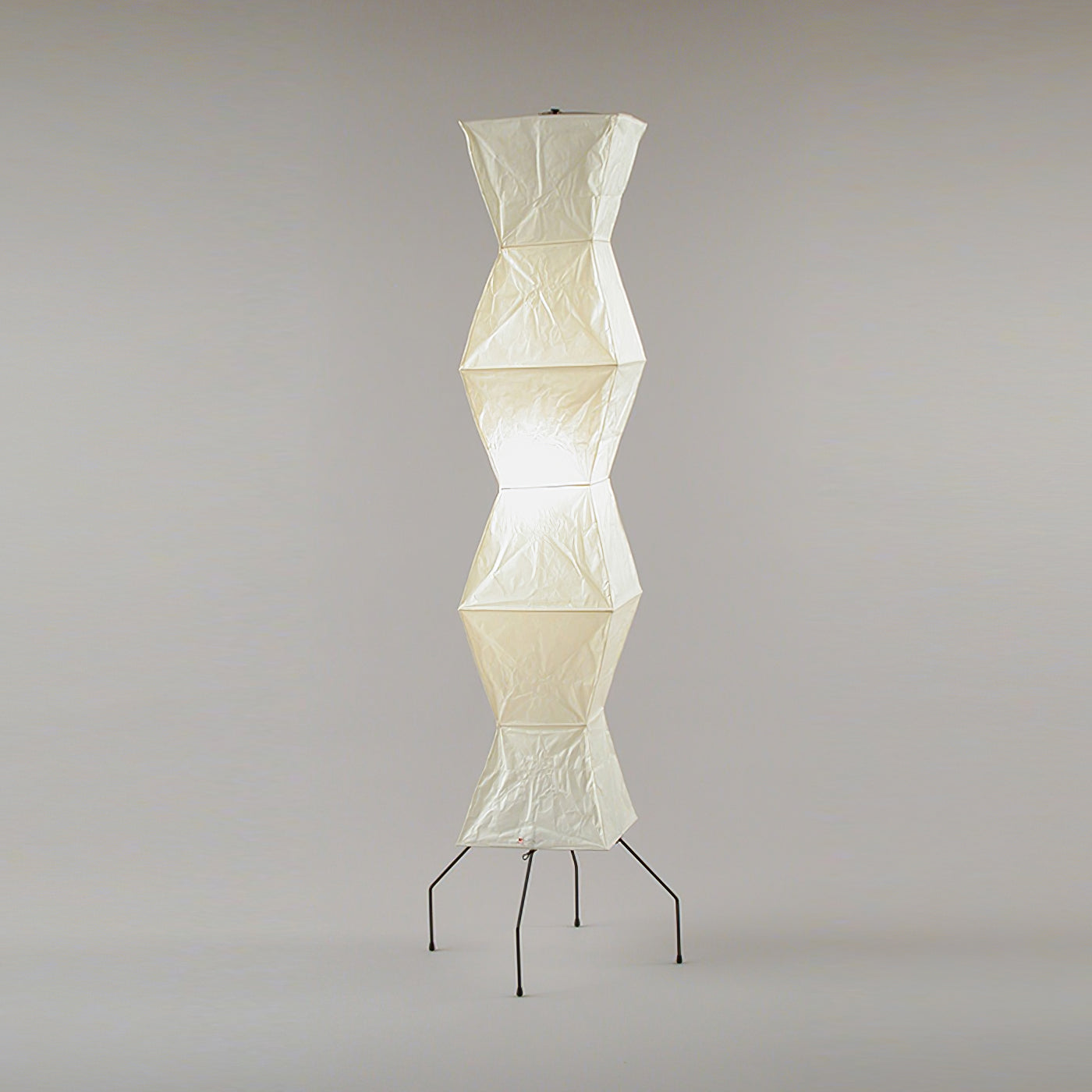 Lampada da terra in carta di riso Kazumi di Petprovac con bagliore ambientale morbido