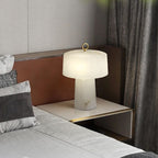 Lampa stołowa z alabastru do nowoczesnego oświetlenia nocnego w eleganckich wnętrzach