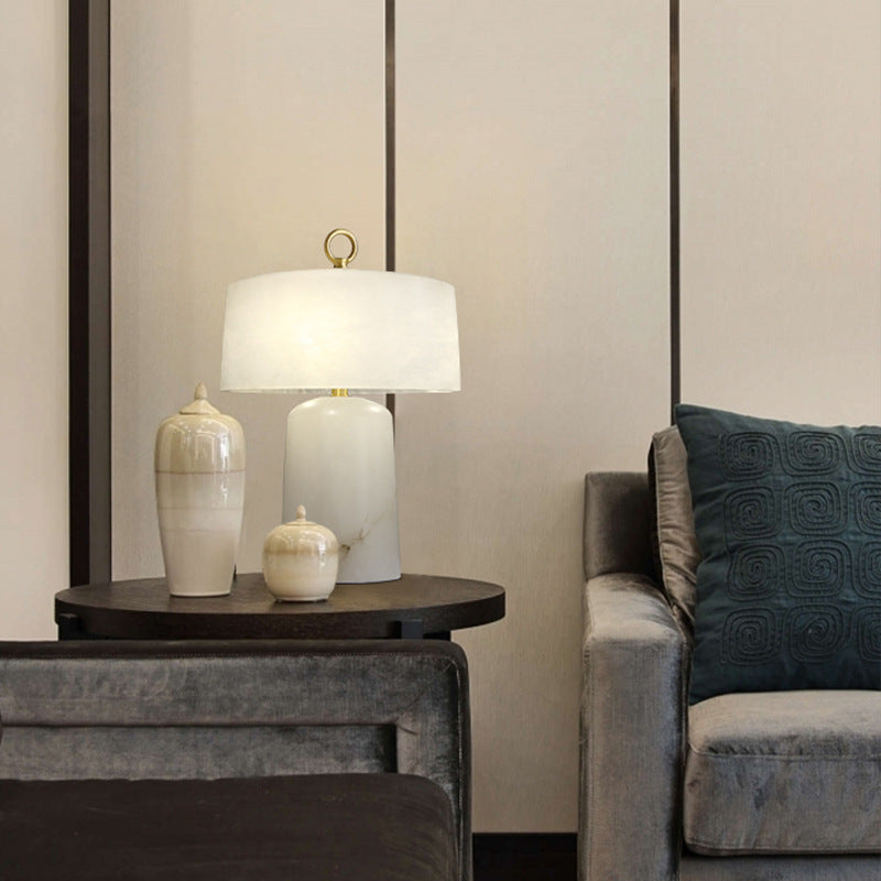 Lampa stołowa z alabastru do nowoczesnego oświetlenia nocnego w eleganckich wnętrzach