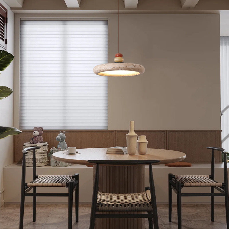 Nowoczesna lampa wisząca z trawertynu do współczesnych wnętrz