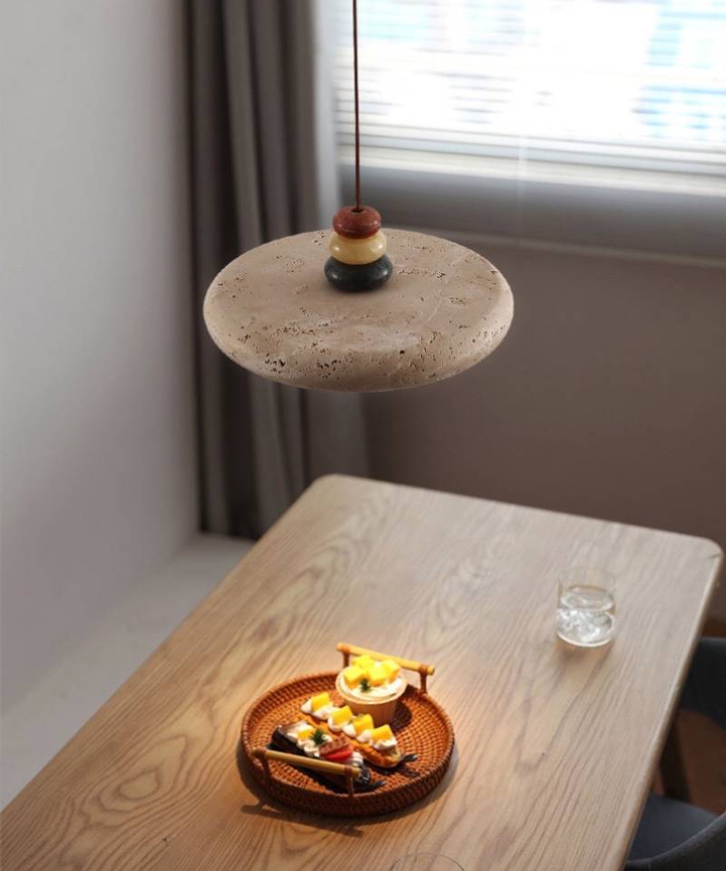 Nowoczesna lampa wisząca z trawertynu do współczesnych wnętrz