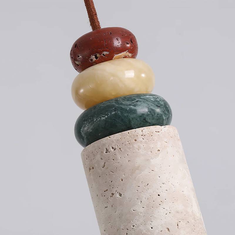 Nowoczesna lampa wisząca z trawertynu do współczesnych wnętrz