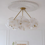 Moderne glasbladlysekrone med luksuriøs guldfinish