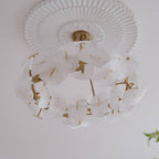 Moderne glasbladlysekrone med luksuriøs guldfinish