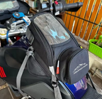 Motocyklová brašna na nádrž s dotykovým okénkem pro navigaci a úložný prostor