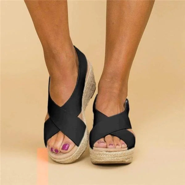 Fekete ék sarkú espadrille rugalmas pántokkal stílusos nyári szettekhez