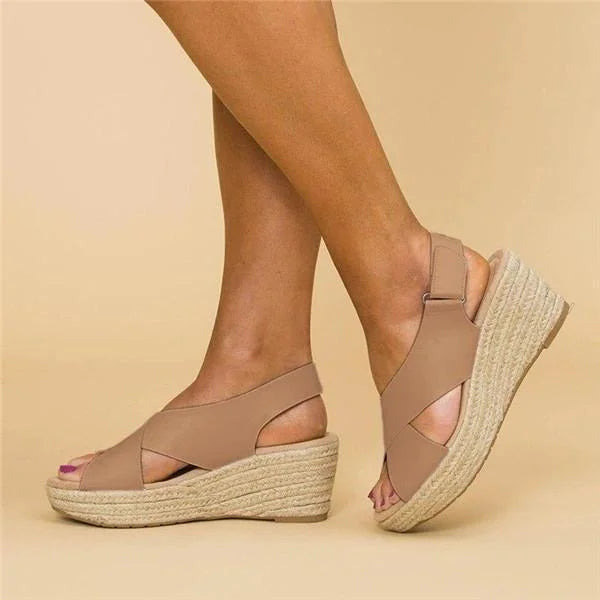 Fekete ék sarkú espadrille rugalmas pántokkal stílusos nyári szettekhez