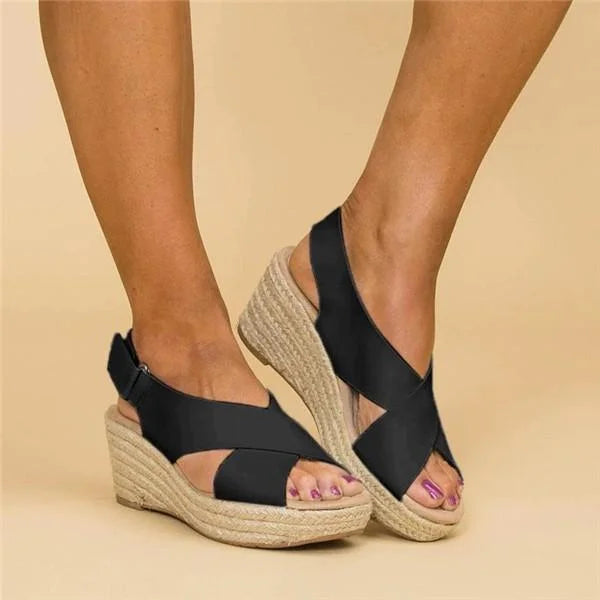 Fekete ék sarkú espadrille rugalmas pántokkal stílusos nyári szettekhez