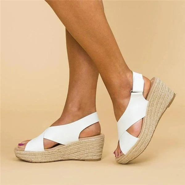 Fekete ék sarkú espadrille rugalmas pántokkal stílusos nyári szettekhez