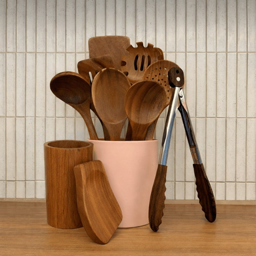 Ensemble de mise à niveau de cuisine en teck et acacia premium