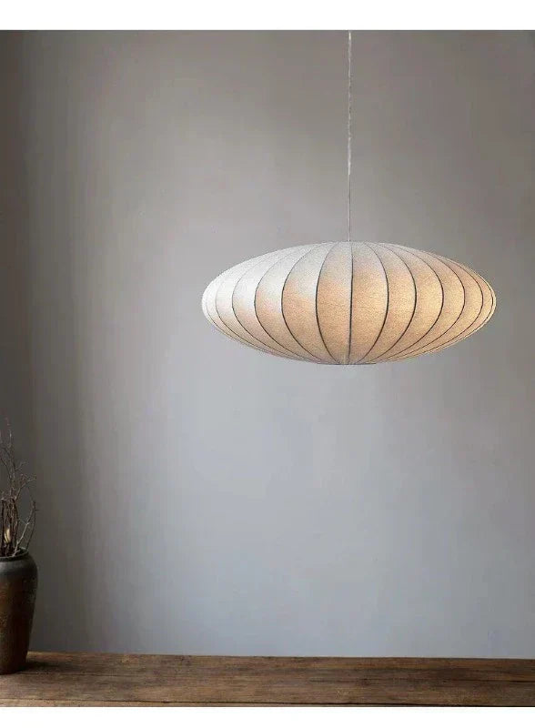 Lampadario a sospensione Lunara in seta per un'elegante luce ambientale