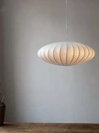 Lampadario a sospensione Lunara in seta per un'elegante luce ambientale