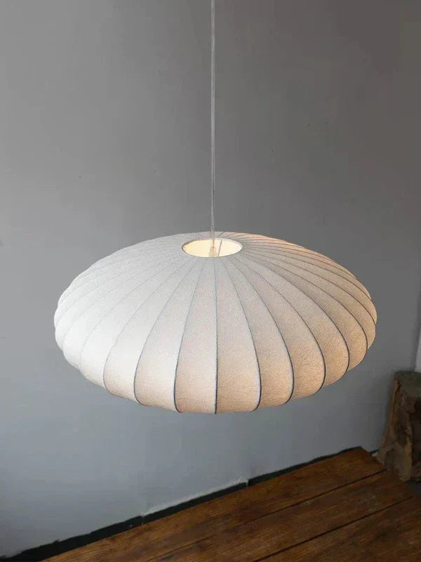 Lampadario a sospensione Lunara in seta per un'elegante luce ambientale