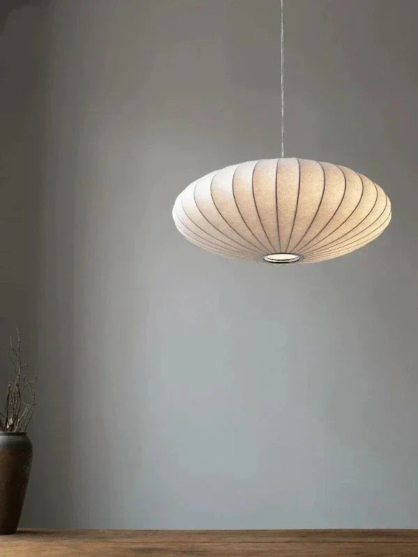 Lampadario a sospensione Lunara in seta per un'elegante luce ambientale