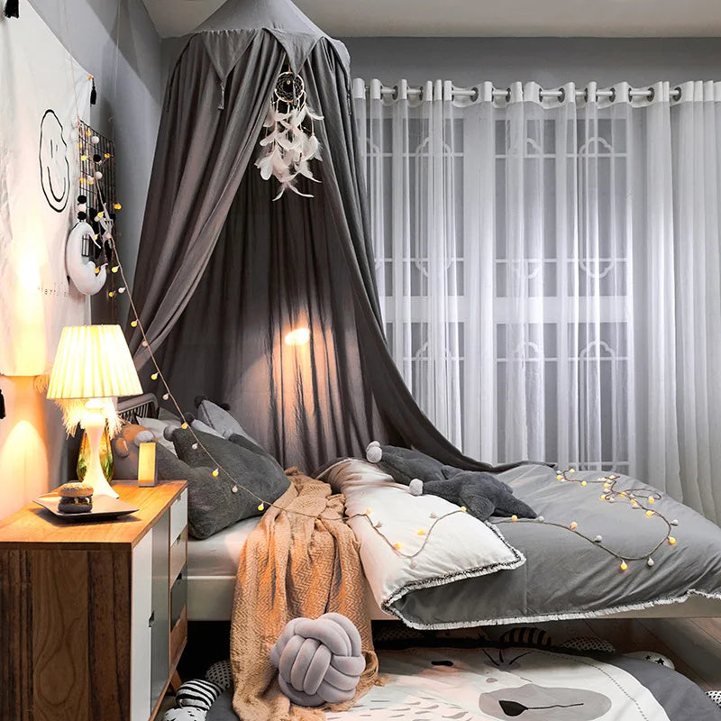 LumaNest gyerekágy baldachin bojttal fehér, rózsaszín, szürke színben