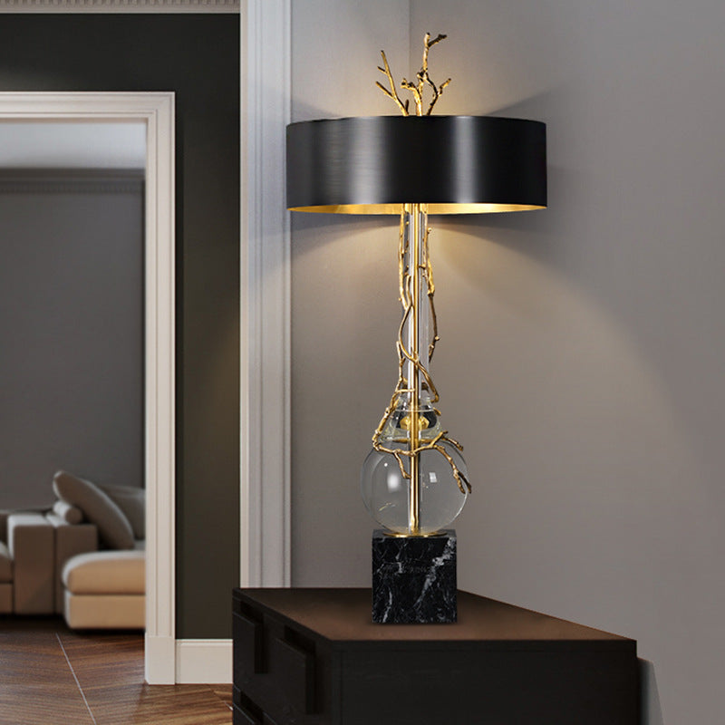 Elegáns márvány talpú asztali lámpa fekete búrával – Modern tervezői világítás