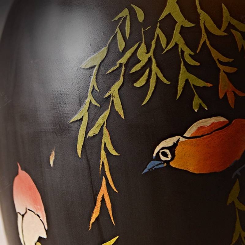 装饰性高脚台灯，陶瓷灯身配花卉图案