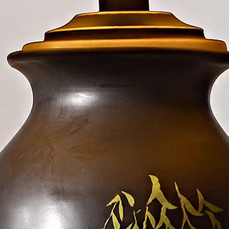 装饰性高脚台灯，陶瓷灯身配花卉图案