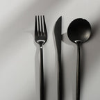 Zestaw sztućców Sleek Lines z nowoczesnym stylem do jadalni