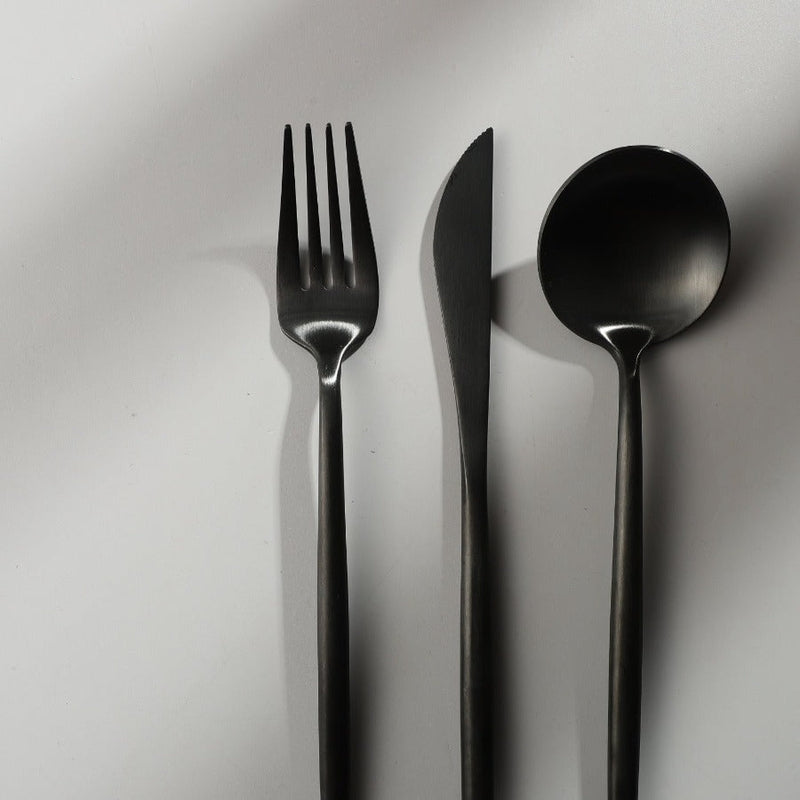 Zestaw sztućców Sleek Lines z nowoczesnym stylem do jadalni