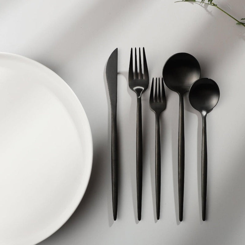 Zestaw sztućców Sleek Lines z nowoczesnym stylem do jadalni