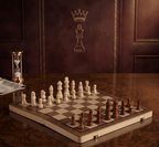 Tabuleiro de Torneio Incluído numa Coleção de Xadrez em Madeira com Peças Clássicas