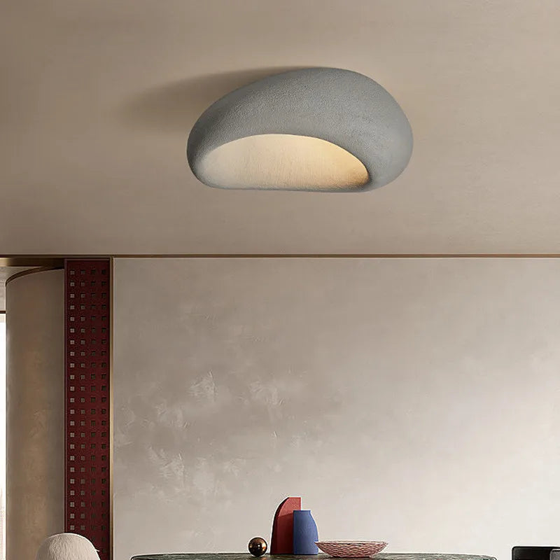 Lampa sufitowa Kairoa inspirowana japońskim stylem Wabi Sabi z delikatnym światłem ambientowym