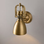 Håndlaget vegglampe