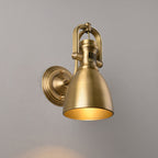 Håndlaget vegglampe
