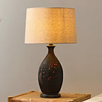 Keramisk bordslampa med linneskärm för varm stämningsbelysning i vardagsrummet