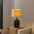 Keramisk bordslampa med linneskärm för varm stämningsbelysning i vardagsrummet